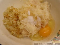 Деруны с жареным луком: Добавить обжаренный лук, яйцо, соль и лимонный сок. Перемешать.