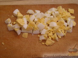 Салат с сухариками "Завтрак за пять минут": Как приготовить салат с сухариками и колбасой:    Яйца отварить, очистить и мелко нарезать кубиками.