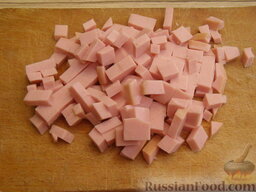 Салат с сухариками "Завтрак за пять минут": Вареную колбасу очистить и мелко нарезать кубиками.