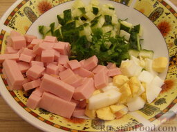 Салат с сухариками "Завтрак за пять минут": Огурцы вымыть и мелко нарезать кубиками.    Все смешать.