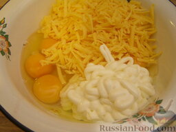 Рулет из омлета с куриным фаршем: Соединить сыр, яйца, майонез. Перемешать.