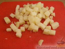 Винегрет слоеный с зеленой фасолью: Картофель варить в мундире 25-30 минут, до мягкости. Очистить и нарезать кубиками.