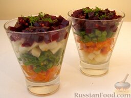 Винегрет слоеный с зеленой фасолью: В высокие прозрачные вазочки (стаканы, бокалы и т.п.) или в стеклянный салатник выложить овощи слоями в произвольном порядке. Посыпать салат нарезанной зеленью.