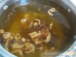 Ароматный грибной суп (из сушеных грибов): Слить грибной настой, профильтровать. Грибы повторно промыть, откинуть на дуршлаг. Порезать. Вскипятить грибной настой (добавить воды, чтобы жидкости было 2,5 л), опустить грибы. Грибы варить около 60 минут.