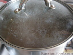 Ароматный грибной суп (из сушеных грибов): Затем добавить перловую крупу и картофель. Варить до готовности крупы и картофеля (около 20-30 минут).