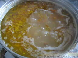 Ароматный грибной суп (из сушеных грибов): Зажарку опустить в суп. Посолить и поперчить. Дать покипеть 5 минут.