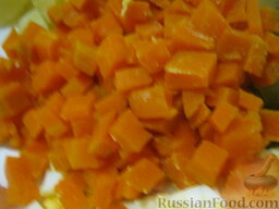 Слоеный винегрет со шпротами: Морковь вымыть, залить холодной водой, дать закипеть, варить на среднем огне до готовности  (20-25 минут). Остудить, очистить и нарезать кубиками.