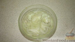 Салат из свеклы: Как приготовить салат из свеклы и сельди:    Лук нарезать соломкой, залить кипятком на 2 минуты, слить воду, отжать.