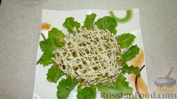 Салат из свеклы: Огурцы нарезать кубиком. Выложить слой огурцов, нанести сеточку майонеза.