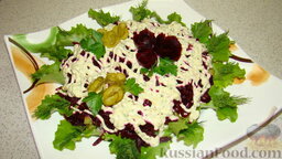 Салат из свеклы: Украсить салат по желанию, настоять 30 минут в холодильнике и подавать салат со свеклой к столу.  Приятного аппетита!