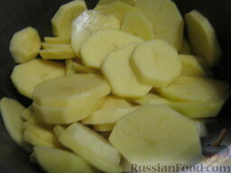 Запеканка из картофеля с рыбой: Как приготовить запеканку из рыбы с картофелем:    Картофель почистить, вымыть и нарезать кружочками, толщиной около 4 мм. Вскипятить чайник.