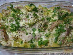 Запеканка из картофеля с рыбой: Запекать при температуре 180 градусов 30-40 минут.   Готовую картофельную запеканку с рыбой украсить нарезанной зеленью.  Приятного аппетита!