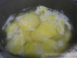 Запеканка из картофеля с рыбой: Подготовленный картофель залить кипятком. Варить на среднем огне около 15 минут. Затем откинуть на дуршлаг и остудить.