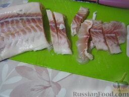 Запеканка из картофеля с рыбой: Размороженное филе рыбы вымыть и нарезать кусочками, шириной около 1,5-2 см.
