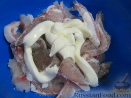 Запеканка из картофеля с рыбой: Рыбу сложить в миску, посолить, поперчить, добавить майонез.