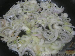 Запеканка из картофеля с рыбой: Почистить, вымыть и нарезать полукольцами лук.   Разогреть сковороду, налить растительное масло. Выложить лук и обжарить, помешивая, на среднем огне (3-5 минут). Остудить.