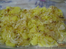 Запеканка из картофеля с рыбой: Выложить слой жареного лука.