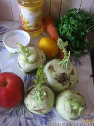 Салат из капусты кольраби с морковью и яблоками: Продукты для салата из капусты кольраби перед вами.
