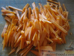 Салат из капусты кольраби с морковью и яблоками: Морковь очистить, помыть и нарезать тонкой соломкой.