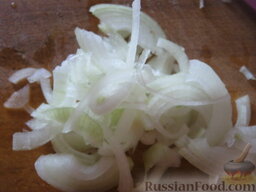 Салат из капусты кольраби с морковью и яблоками: Лук репчатый почистить, помыть и нарезать тонкими полукольцами.