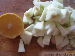 Салат из капусты кольраби с морковью и яблоками: Яблоко помыть, очистить от кожуры и семян. Нарезать соломкой или кусочками.