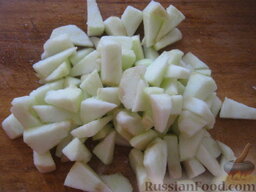 Салат из капусты кольраби с морковью и яблоками: Кусочки яблок сбрызнуть лимонным соком, чтобы не потемнели.