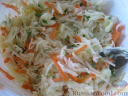 Салат из капусты кольраби с морковью и яблоками: Посолить по вкусу и заправить салат из капусты кольраби растительным маслом. Хорошо перемешать.