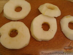 Полезные оладушки с яблоками: У яблок удалить сердцевину. Нарезать на кружочки, толщиной 0,5 см, удалить кожуру.
