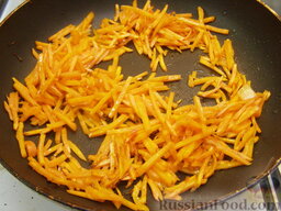 Красный борщ с зеленой фасолью: Морковь очистить, вымыть, нашинковать тонкой соломкой. Обжарить морковь с 1,5 ст. ложками растительного масла. Обжаривать нужно на среднем огне, помешивая, 8 минут.