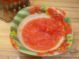Красный борщ с зеленой фасолью: Мякоть помидоров натереть на терке. Шкурку выбросить.