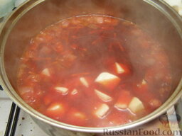 Красный борщ с зеленой фасолью: В кастрюле вскипятить воду, выложить лук, морковь, свеклу и картофель.