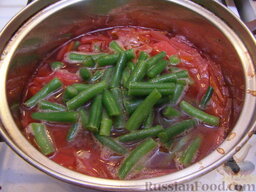 Красный борщ с зеленой фасолью: Через 10 минут выложить замороженную спаржевую фасоль. Посолить.