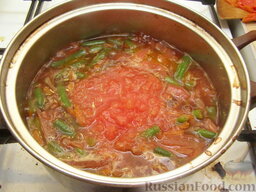Красный борщ с зеленой фасолью: Еще через 10 минут - пюре из помидоров. Довести красный борщ с фасолью до кипения и выключить.