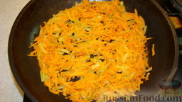 Куриные котлеты: Готовим соус. Для этого лук порезать соломкой, морковь натереть на крупной терке и обжарить на масле по очереди - лук, а затем морковь.
