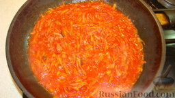 Куриные котлеты: Залить овощи томатным соусом, посолить по вкусу, перемешать и тушить на маленьком огне 1 минуту.