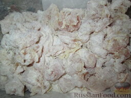 Куриное филе с грибами и бамбуком: Филе курочки нарезать небольшими кусочками и обвалять в муке. (Можно так же использовать филе индейки.)