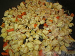 Куриное филе с грибами и бамбуком: Обжарить курицу на сковороде с луком и морковью.