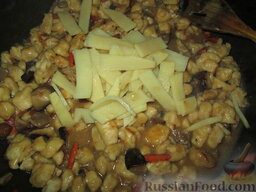 Куриное филе с грибами и бамбуком: Добавить бамбук и потушить куриное филе с грибами и бамбуком еще 7 минут. За это время бульон должен испариться.