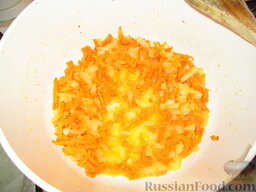 Суп "Красотулечка": Как приготовить суп с фрикадельками и овощами:    Лук нарезать мелкими кубиками, морковь потереть на терке, обжарить их на капельке оливкового масла.