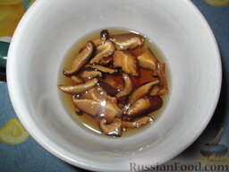 Суп "Красотулечка": Сухие грибочки мы заранее замочили в горячей воде. Добавляем грибы и процеженную воду, в которой они были замочены, в суп. Солим по вкусу. Варим суп 12 минут.