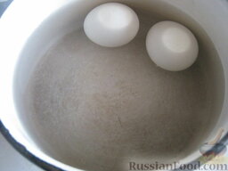 Салат "Гнездо глухаря" с грибами: Яйца куриные залить холодной водой, довести до кипения, сварить вкрутую (10 минут на среднем огне), остудить под холодной водой.