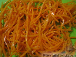 Салат "Гнездо глухаря" с грибами: Нарезать корейскую морковь (чтобы не было длинной соломкой).