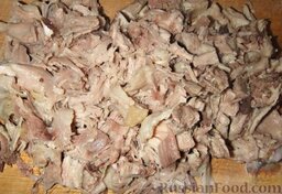 Салат "Гнездо глухаря" с грибами: Отделить куриное мясо от костей, разделить мясо на волокна.