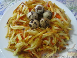 Салат "Гнездо глухаря" с грибами: Огурцы, яйца и курицу смешать с луком и грибами. Посолить и заправить майонезом по вкусу.   Выложить салат 