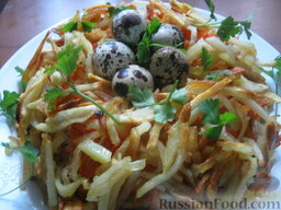 Салат "Гнездо глухаря" с грибами: Можно украсить салат зеленью.   Салат 