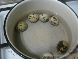 Салат "Гнездо глухаря" с грибами: Яйца перепелиные залить холодной водой, довести до кипения, варить 3 минуты на среднем огне, остудить под холодной водой.
