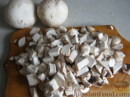 Салат "Гнездо глухаря" с грибами: Грибы помыть и нарезать кубиками.