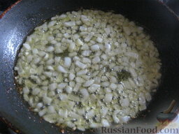 Салат "Гнездо глухаря" с грибами: Разогреть сковороду, налить растительное масло. Выложить  репчатый лук. Обжарить, помешивая, на среднем огне 2-3 минуты.