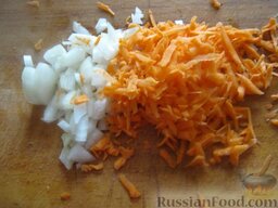 Судак жареный под маринадом: Сделать соус. Для этого очистить и помыть лук и морковь. Лук нарезать кубиками. Морковь натереть на крупной терке.