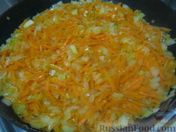 Судак жареный под маринадом: Разогреть сковороду, налить растительное масло. Выложить лук и морковь. Тушить на среднем огне, помешивая, около 5 минут.